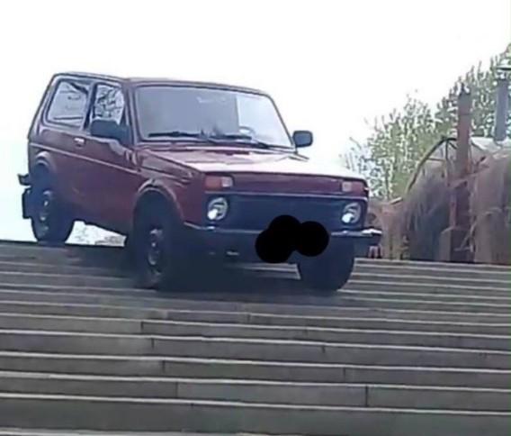 В Невинномысске «автохам» припарковался на лестнице вблизи набережной